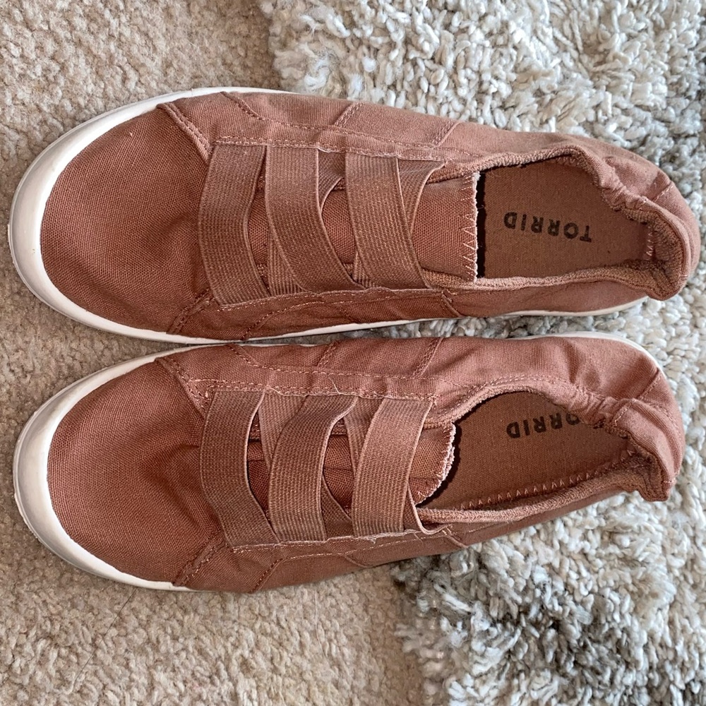 TORRID 8.5 WW FITS LIKE a 9.5 WW mauve canvas sneakers EUC